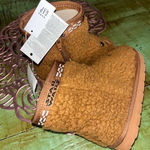 New unisex babyGap Star Wars Chewbacca Sherpa Boots